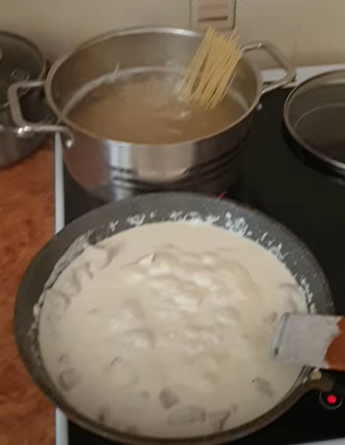 煮義大利麵的香味四溢（圖 ／翻攝自Youtube@ViralHog）
