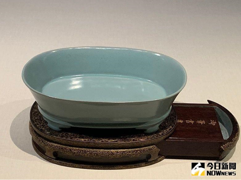 嘉義故宮展出的汝窯無紋水仙盆，是故宮的鎮館之寶，也是目前傳世的汝窯當中，唯一沒有開片紋路的稀世珍寶。（圖／記者康子仁攝）