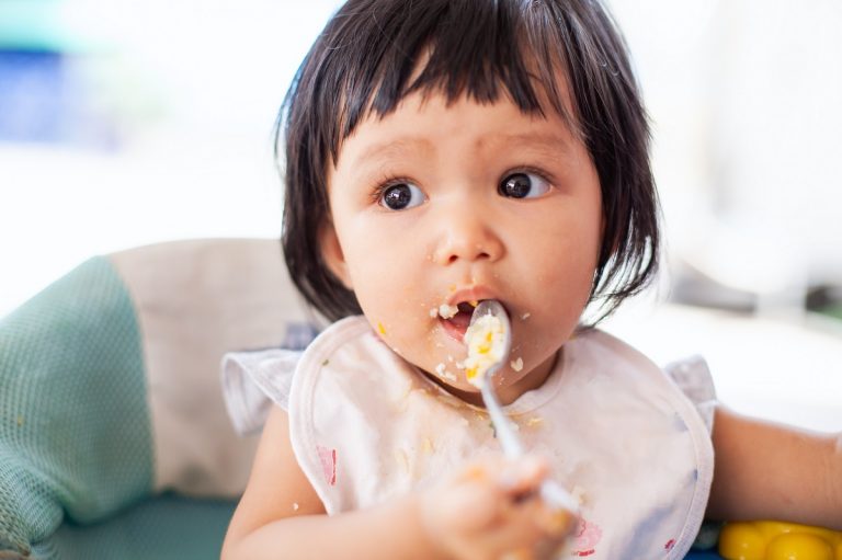 孩子吃得滿臉食物！快用這款超萌面紙　網：好擦不掉屑

