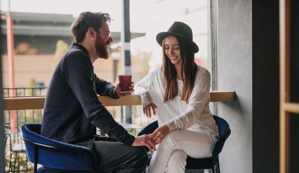  ▲如果有勇氣約出來見面，就要用認識新朋友的心態繼續，拉回現實，「感覺」這回事就是一翻兩瞪眼。（圖／Shutterstock）