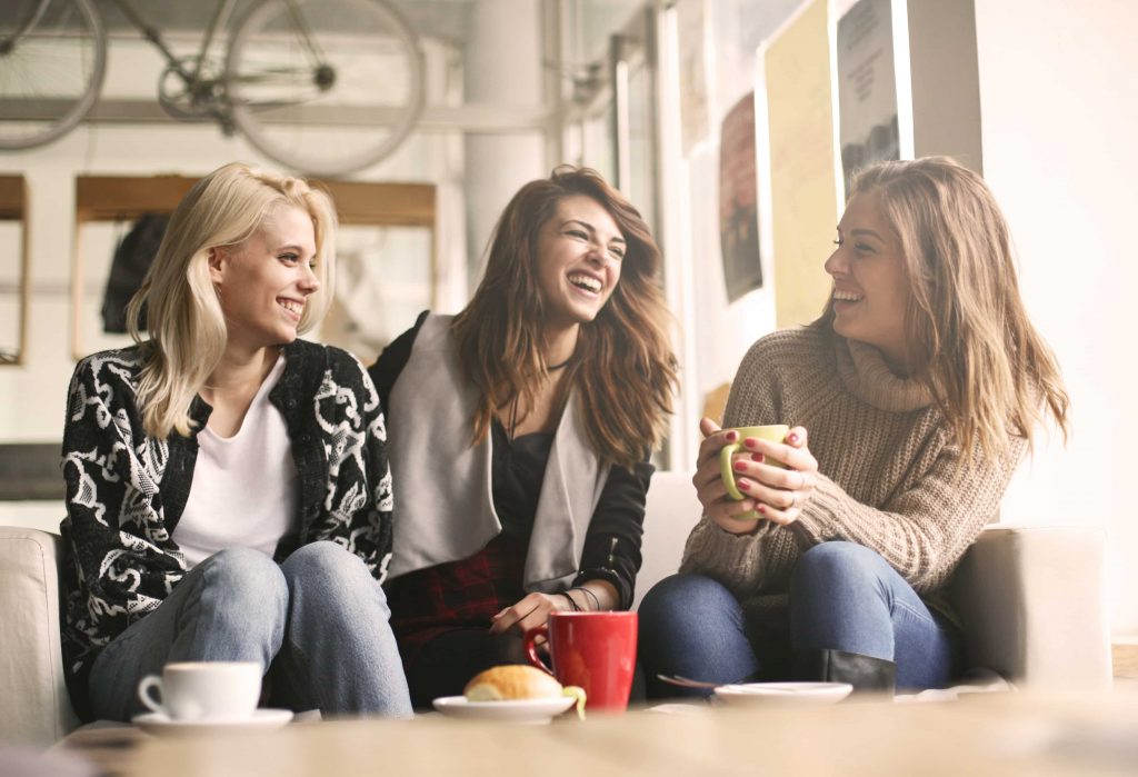 ▲對有些人來說，出門只是想和朋友聊天和吃東西，必須打扮真的太麻煩了。（圖／Shutterstock）