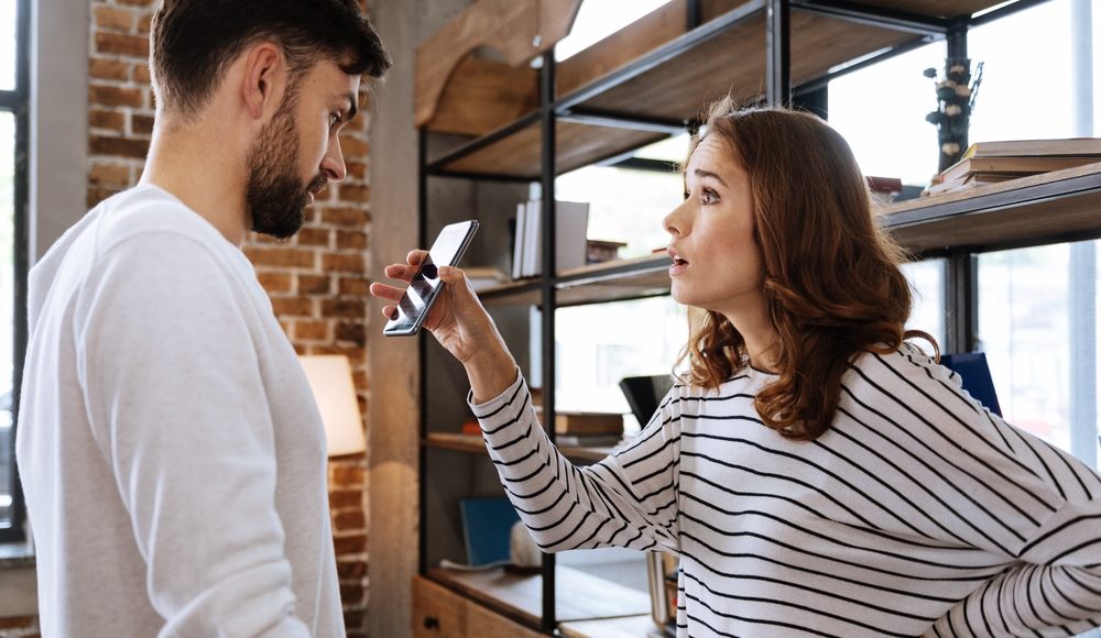  ▲究竟哪些簡訊看上去並不單純，老婆看見需有警戒心，女性朋友應該避免。（圖／Shutterstock）