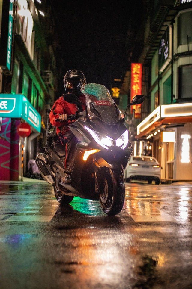 ▲第二張圖片以雨中的重機騎士為主角 | A motorcyclist was at the center of the photo. (Courtesy of Nial Stewart)