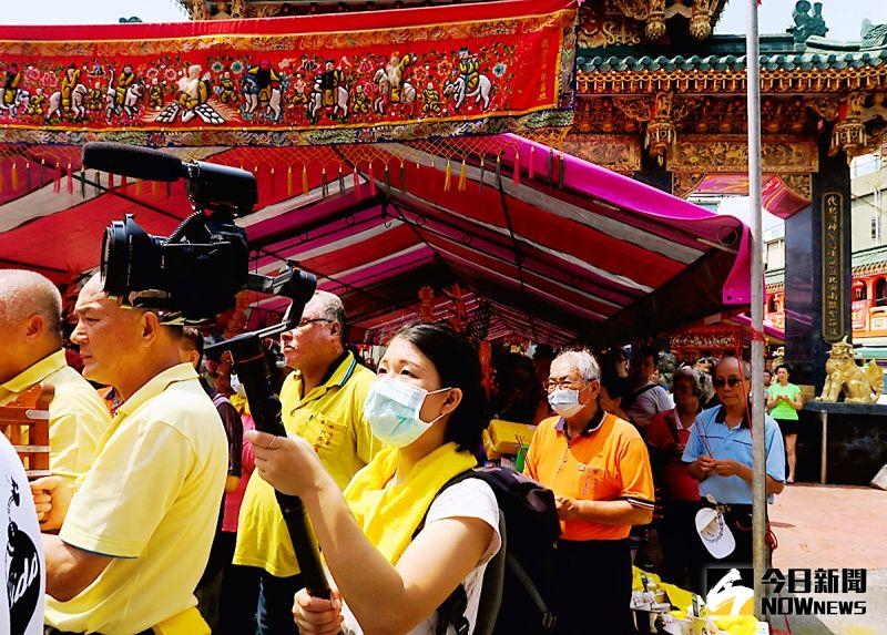 台灣藝術家魏澤以攝影機記錄人們虔誠問事、王爺顯靈的畫面，重建討海人的生活光景。（圖／NOWnews記者陳美嘉攝影）