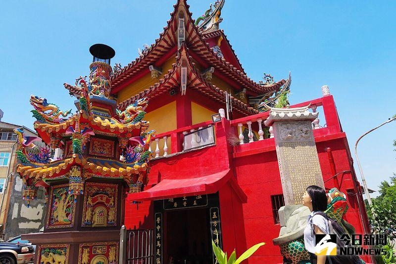 台灣藝術家魏澤以討海人重要的「王爺千歲」信仰為創作核心，走遍高雄王爺廟。（圖／記者陳美嘉攝）
