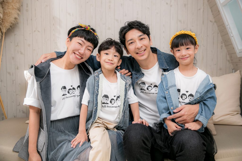 OB嚴選攜手家扶基金會，以「全家人攜手讓愛加量」為概念推出公益T-shirt。(圖/品牌提供)