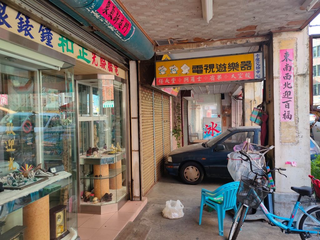 光是這個騎樓上的小燈箱，就已經記載了許多令老玩家激動不已的名字。（圖片提供：舊物盛典）