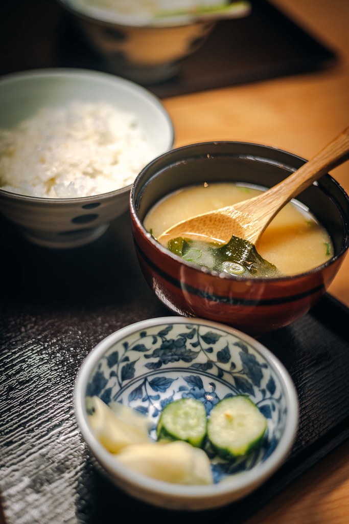 ▲隨套餐所附的日式醃漬醬菜和味噌湯。（圖／寒武紀）