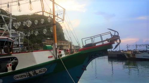 ▲夜晚時，當地的漁船靠著提燈吸引小卷。| Locals’ boats equipped with lanterns to attract squid during the night.(Courtesy of Gregory Thorpe Badrena)