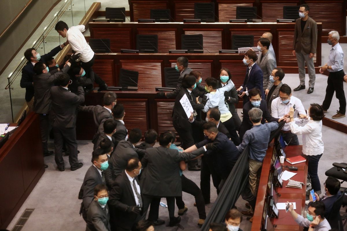 ▲香港多名泛民派人士，今（1）日上午傳出被捕，被指控的罪名涉及5月8日香港立法會內會的事件。（圖／翻攝自《香港01》）