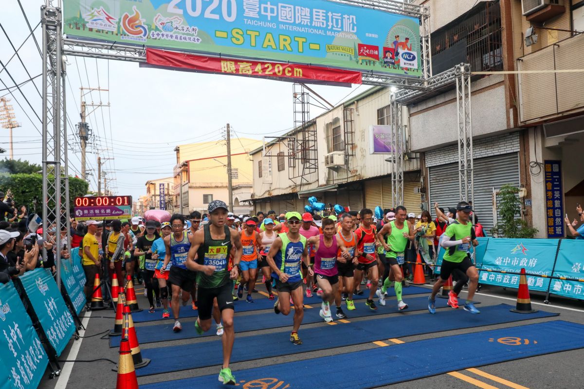 ▲2020台中國際馬拉松登場，近1萬2000名跑者，從豐原體育場出發(圖／柳榮俊攝2020.11.1)