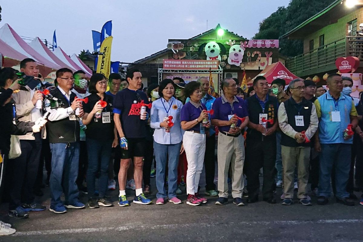 ▲縣長張麗善陪同前總統馬英九為100K挑戰賽的選手鳴槍起跑。（圖／記者洪佳伶攝，2020.11.01）