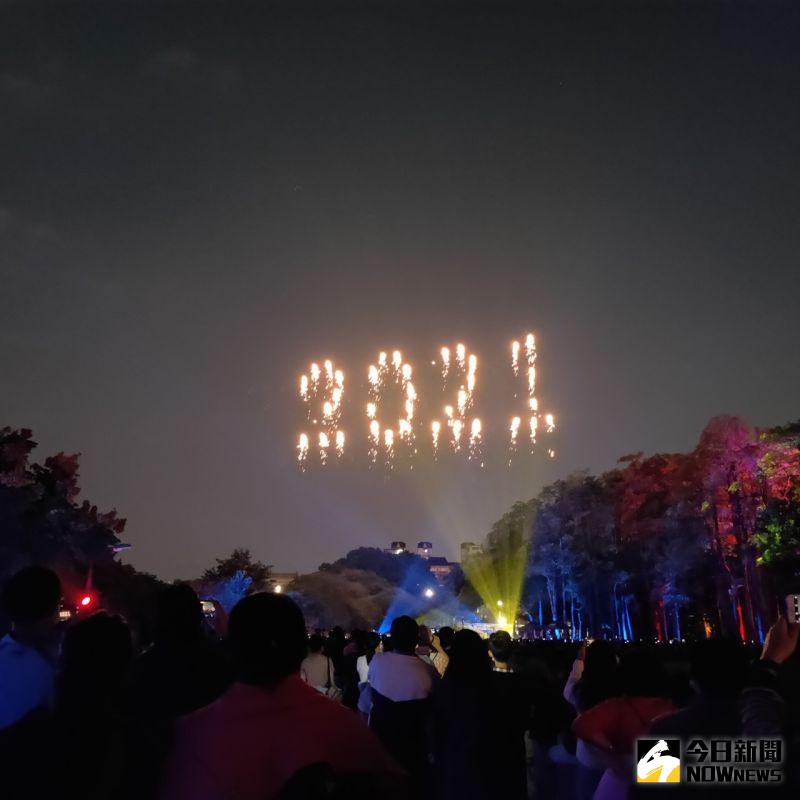 ▲北香湖「光織影舞」無人機閉幕倒數展演，壓軸秀出2021 CU圖案，相約明年再見。（圖/記者邱嘉琪攝）