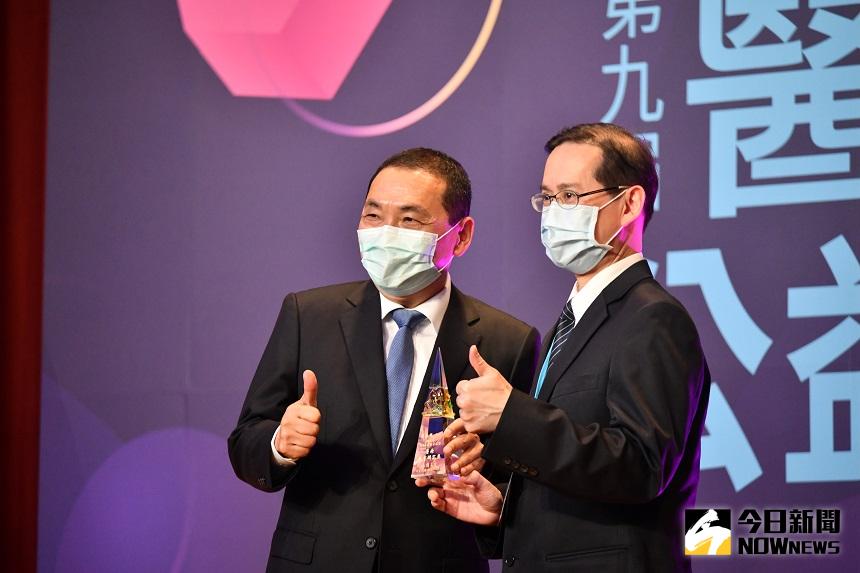 ▲侯友宜(左)表示，因為他是刑警出身，對「炭治郎」最有感覺，也很開心鄭文燦扮演同一個角色。(圖/記者康子仁攝)