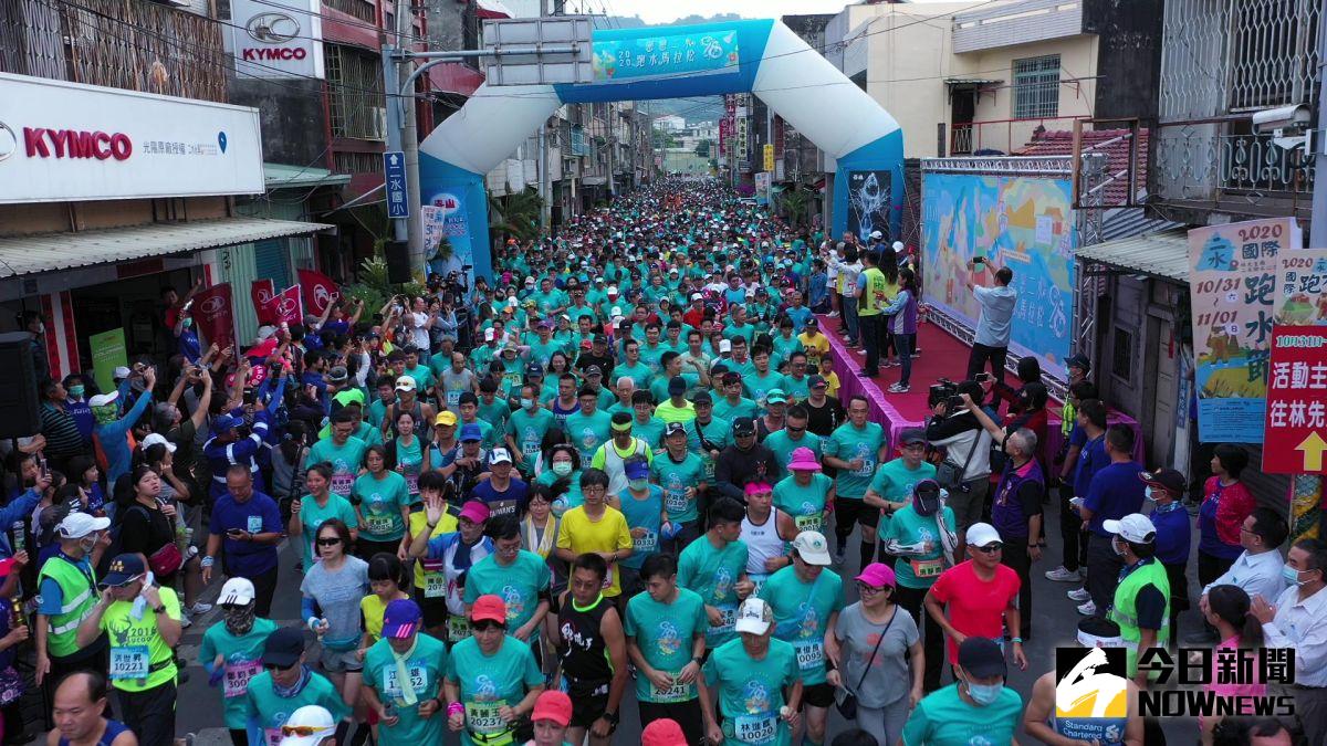 ▲彰化縣政府舉辦唯一水陸合一馬拉松「戀戀二水跑水馬拉松」，吸引許多外縣市民眾慕名而來，體驗跑馬拉松又可跑水的樂趣。（圖／記者陳雅芳攝，2020.11.01）