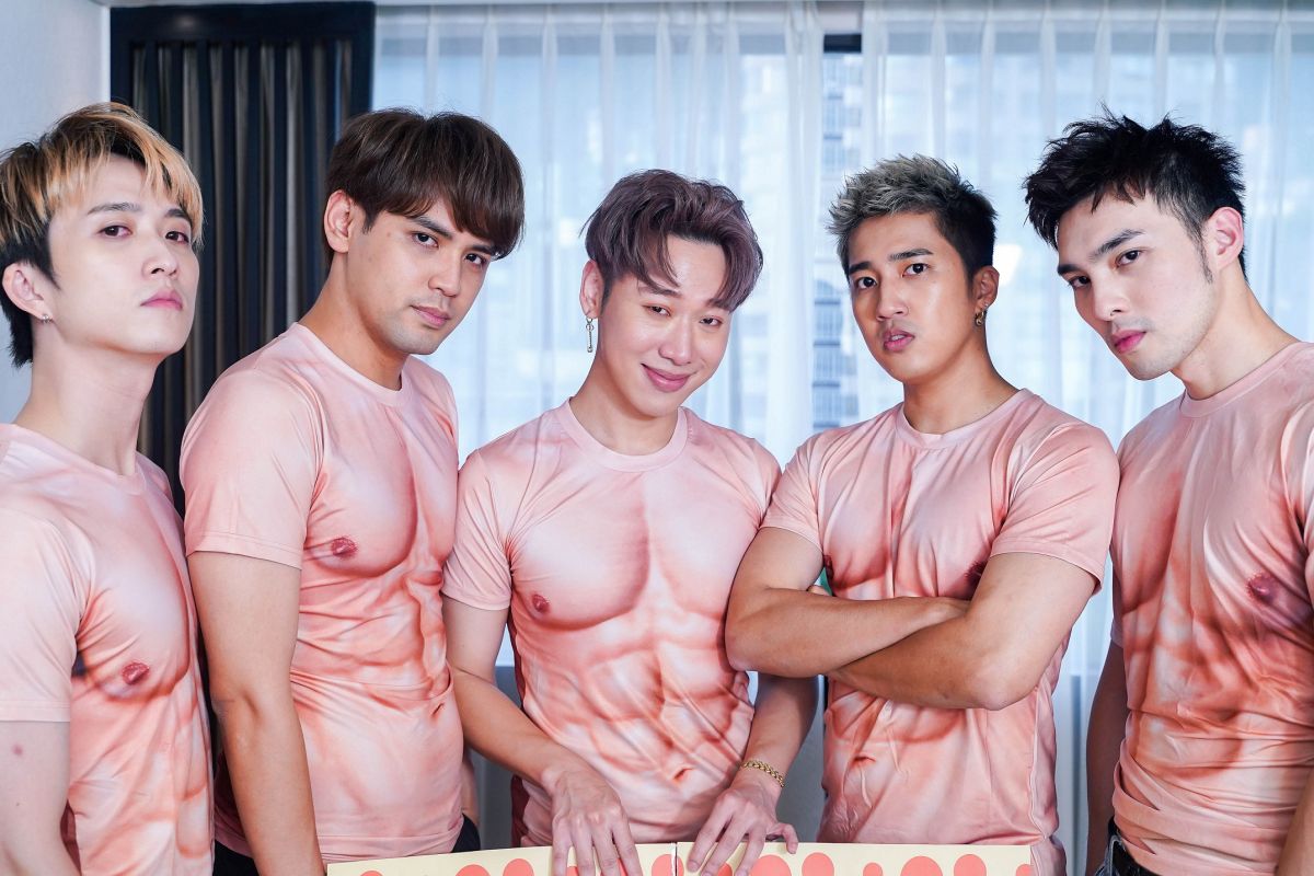 ▲邱鋒澤（左起）、陳零九、賴晏駒、婁峻碩、黃偉晉開房間。（圖／八大提供）