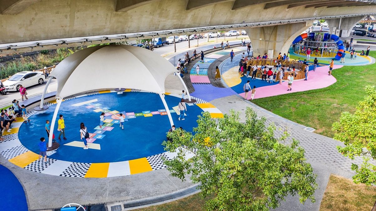 ▲番仔溝公園為嘉義市最大的帶狀全齡遊戲場。（圖／嘉義市政府提供）