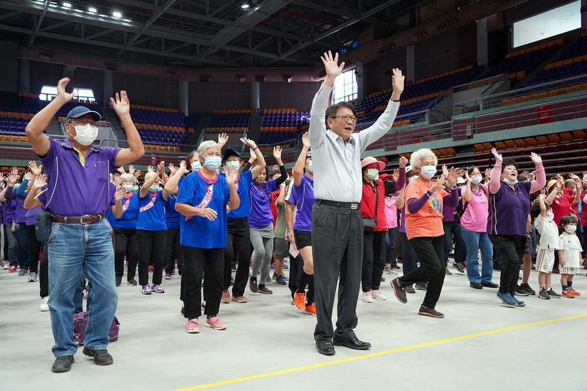▲為鼓勵關懷據點世代共融祖孫同樂，縣府在縣立體育館舉辦長青運動會，這次活動共有26個據點，1000位祖孫齊聚一堂。（圖／屏東縣政府提供,2020.11,01）