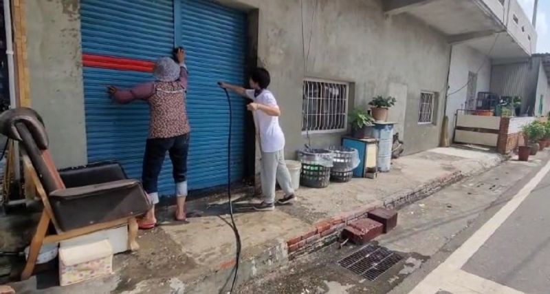 ▲婦人們花了半小時才將梁家的門面清理乾淨。(圖/記者郭俊暉翻攝,2020.11.01)
