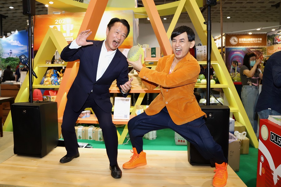▲翁章梁、黃子佼在台北旅展逗嘴鼓，聯手趣味推觀光、賣特產。（圖／嘉義縣政府提供）