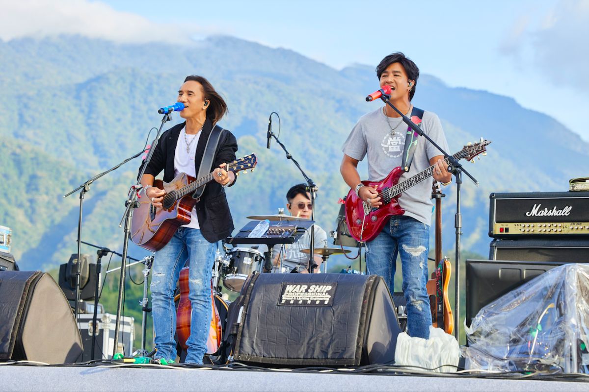 ▲動力火車尤秋興（右）在演唱《忠孝東路走九遍》時，因為分心想老婆導致唱錯歌詞。（圖／華研國際提供）