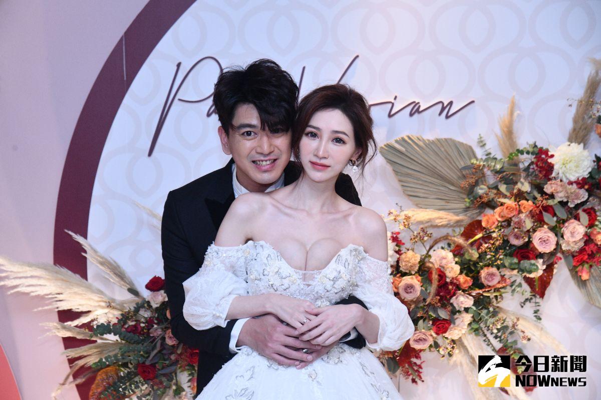 ▲潘逸安（後）與嬌妻補辦婚宴。（圖 / 記者林柏年攝）