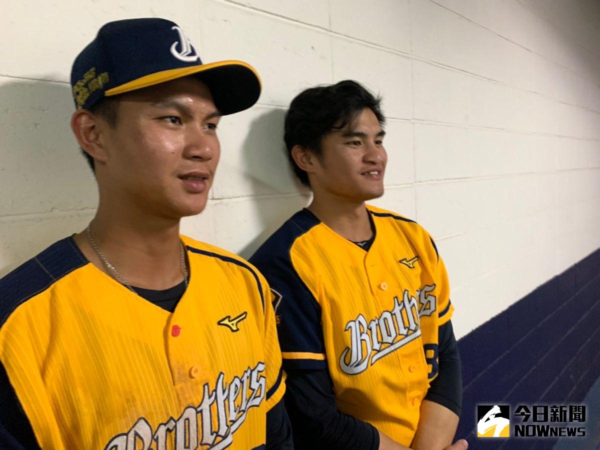 ▲岳東華（右）跟岳政華開轟幫助兄弟贏球。（圖／吳政紘攝）