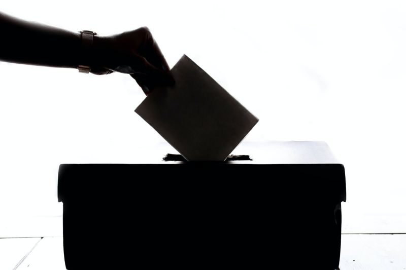 ▲原PO說明,美國國會為了避免造成選民不得不在星期日上路,才選擇星期二。(示意圖/翻攝自《pixabay》