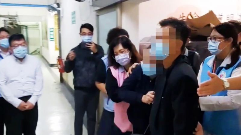 ▲鍾女父母夜奔殯儀館認屍,鍾母沿路泣不成聲,下車後哭倒在丈夫懷裡。(圖/記者郭俊暉翻攝