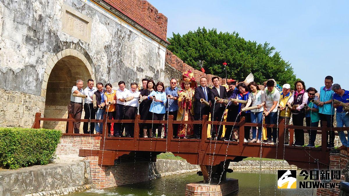 ▲臺灣第一石城護城河通水，高雄市長陳其邁與文化部政務次長蕭宗煌、副市長史哲等人一同進行注水儀式，展現護城河通水後呈現出的水映城牆壯闊氣勢。（圖／記者鄭婷襄攝）