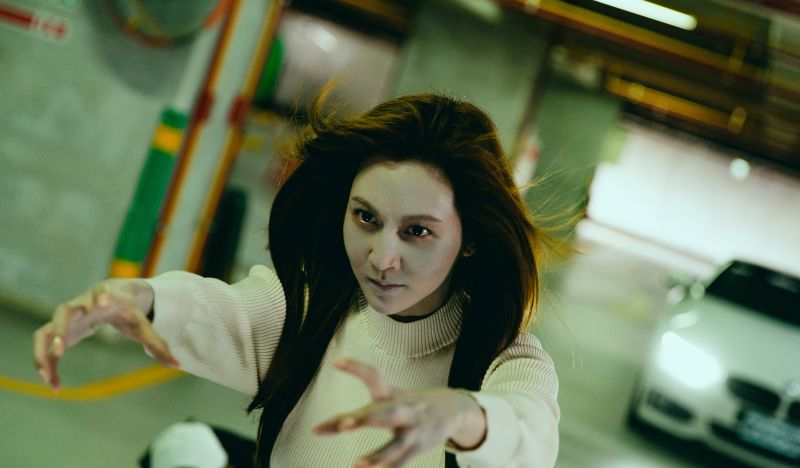 ▲曾莞婷扮女鬼模樣嚇壞觀眾。(圖