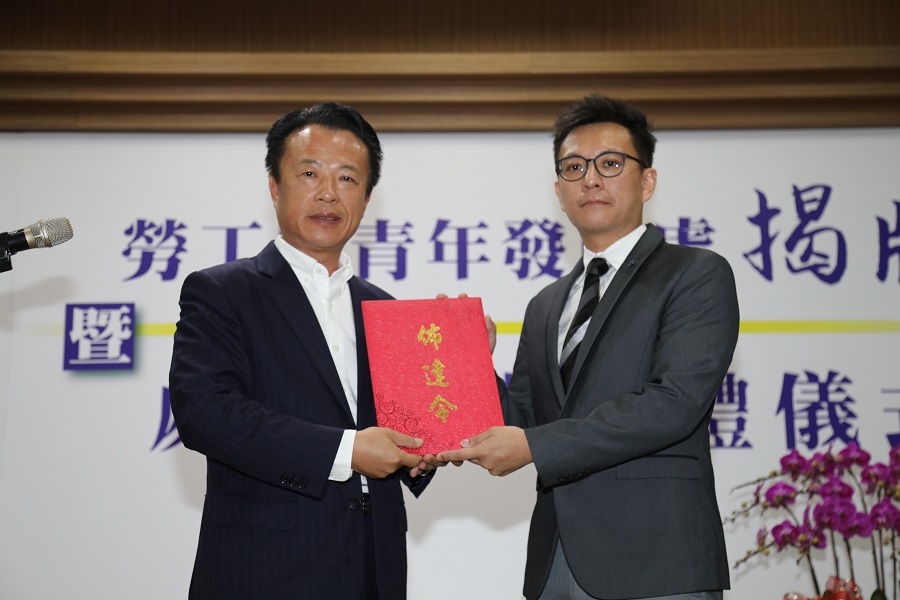 ▲嘉義縣成立勞青處，翁章梁縣長(左)親為首任處長陳奕翰舉行佈達典禮。(圖／嘉義縣政府提供）