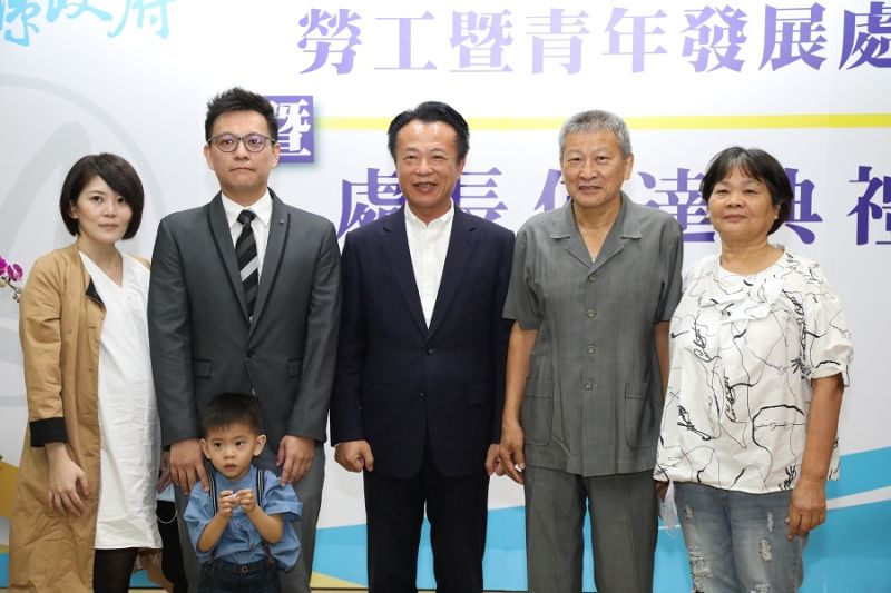 ▲翁章梁縣長與陳奕翰處長家眷合影。(圖/嘉義縣政府提供)