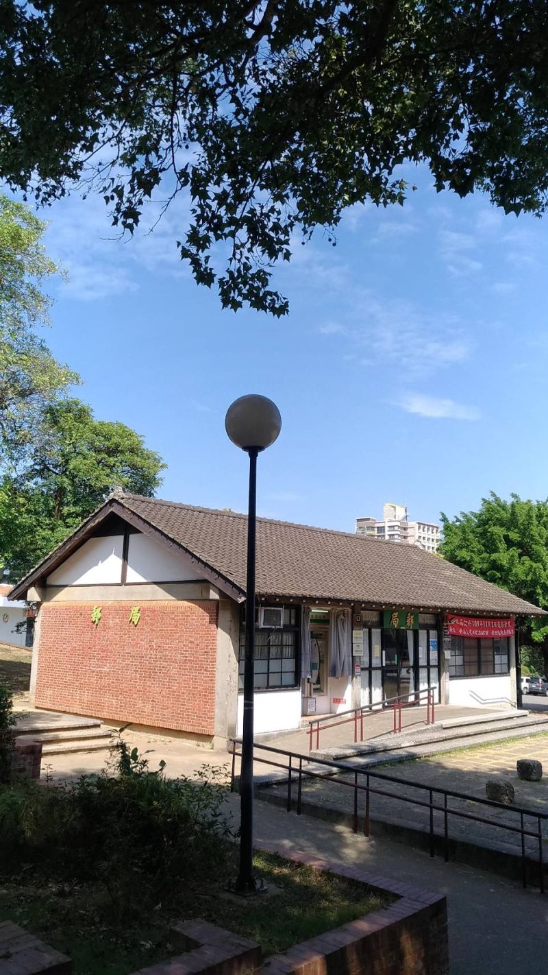 ▲東海大學郵局是一棟日式建築,擁有64年歷史,因業務發展需要,今天搬新家,原址做為代辦所,僅服務部份郵務。(圖/台中郵局提供)