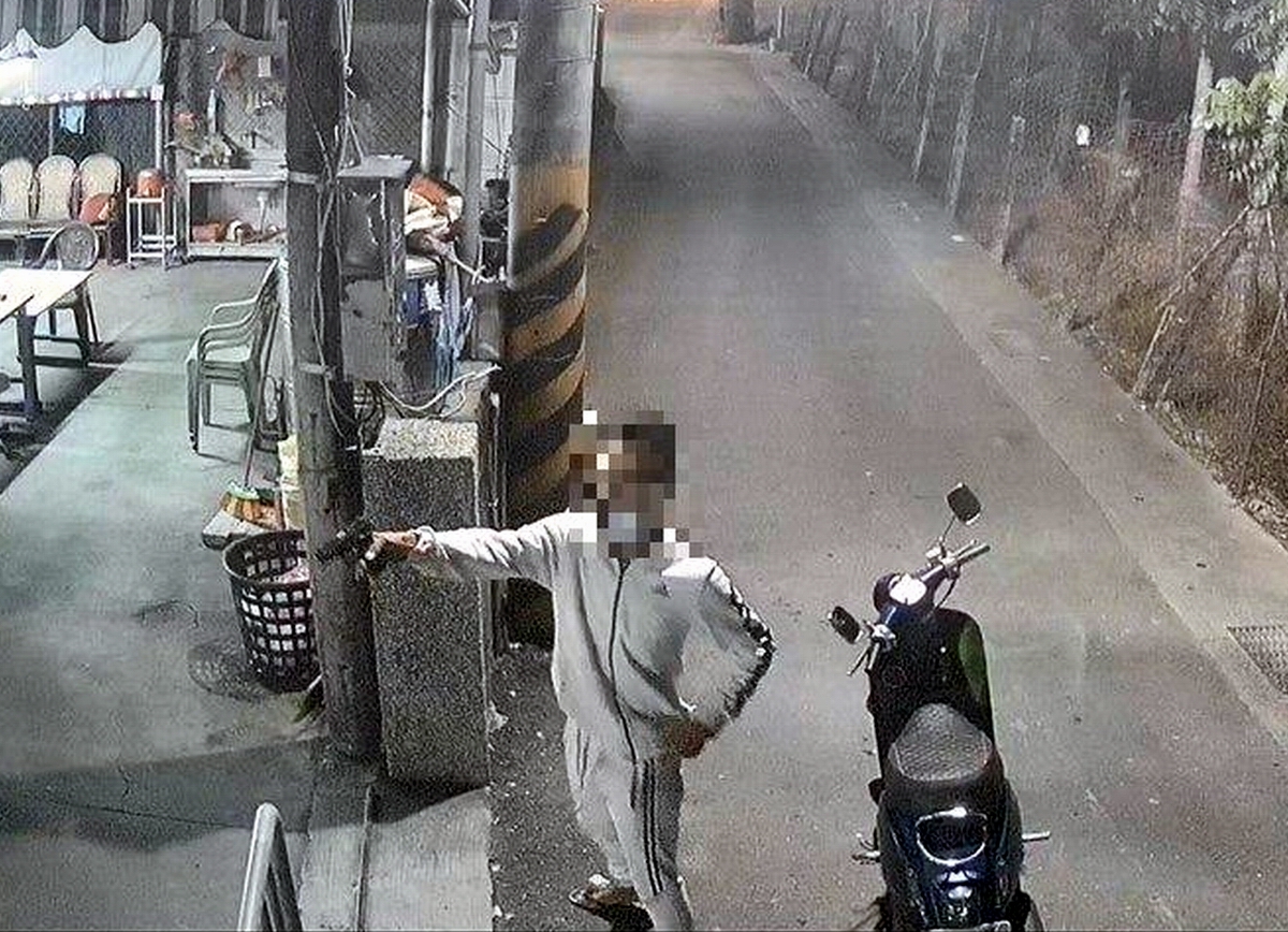 ▲28歲主嫌潘男子持改造手槍前往南州一間民宅開槍架勢十足。（圖／東港警分局提供,2020.11,02）