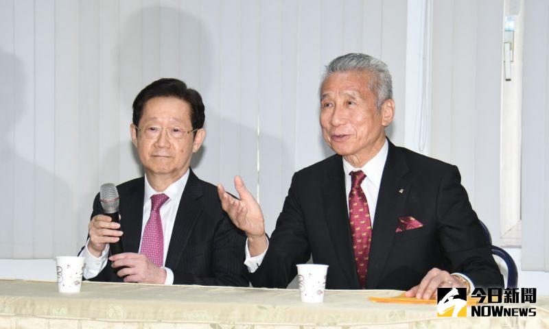 ▲百年大同公司經營權變天,今(12)日召開臨時董事會,董事長正式由林文淵(左)接任。圖右為市場派大股東王光祥。(圖/記者林調遜攝,2020.11.02)