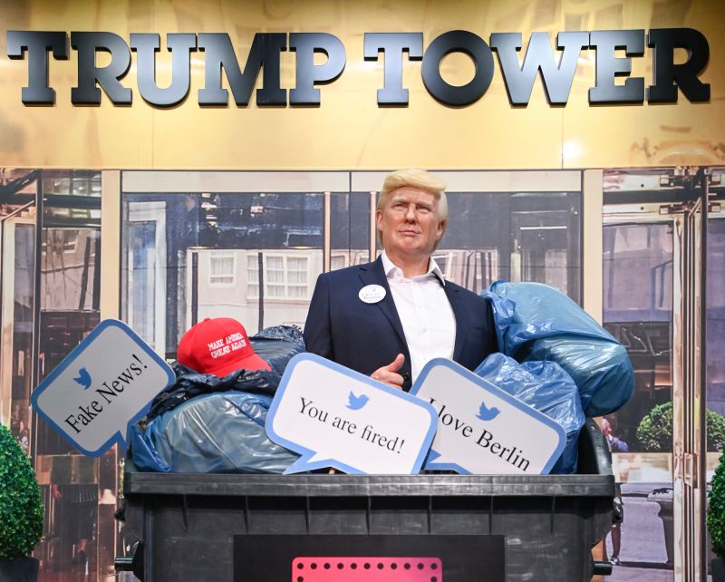 ▲美國總統川普在杜莎服人蠟像館中的雕像「被扔進垃圾桶」，一旁還有他最愛用的推特寫道「假新聞！」（Fake News!）。（圖／美聯社／達志影像）