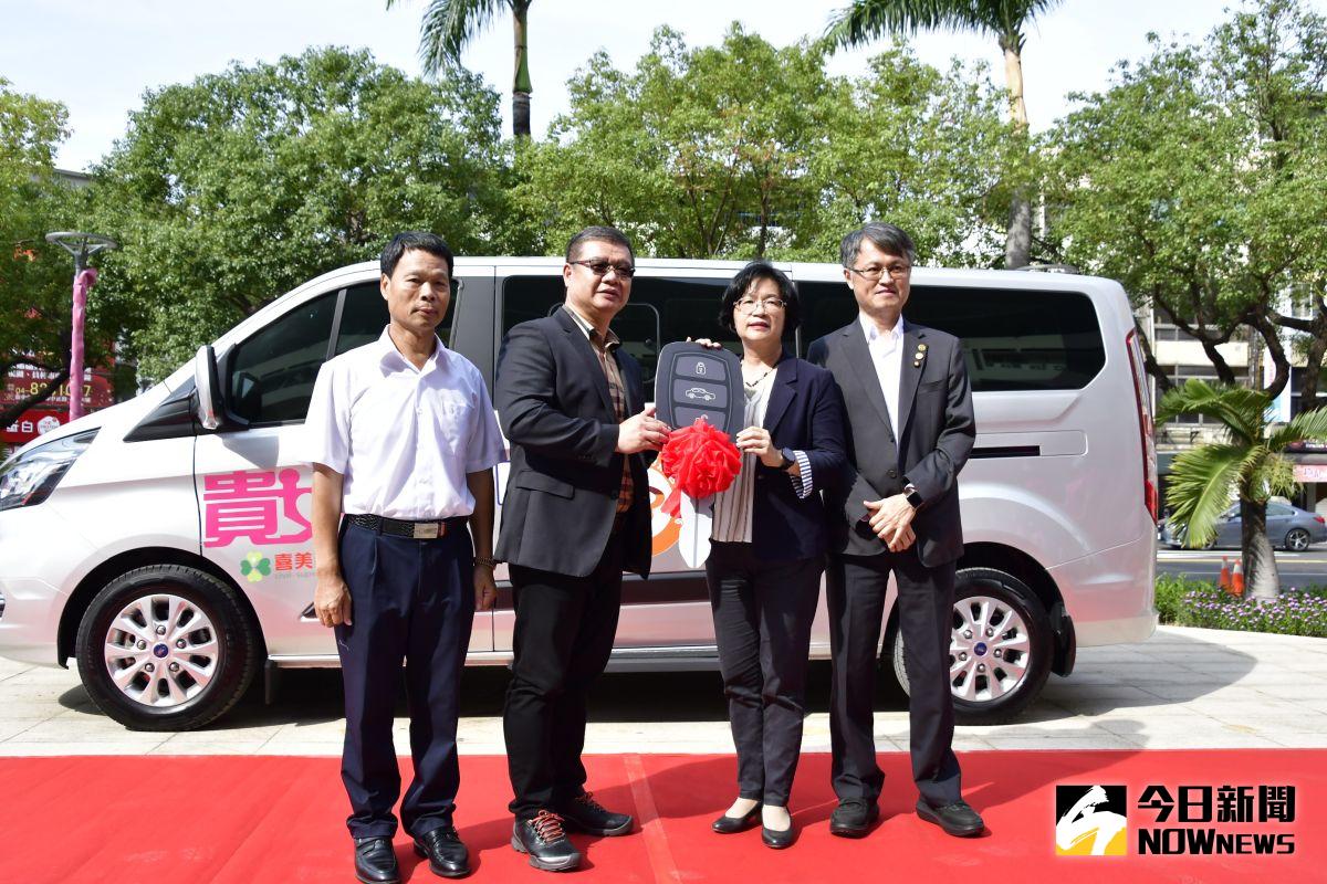 ▲喜美超市董事長陳錕一捐出一輛以母親之名取為「貴女號」長照專車給彰化縣政府，由縣長王惠美代表受贈。（圖／記者陳雅芳攝）