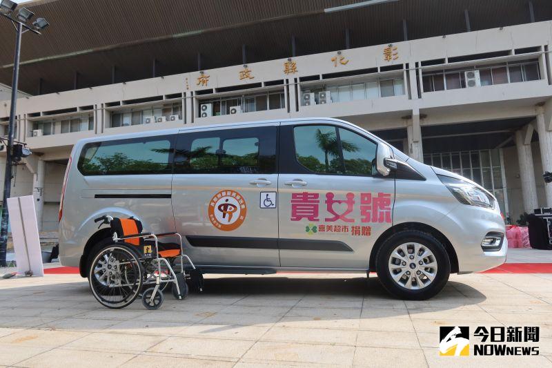 ▲長照專車內部經過改裝,方便失能長者與身障者搭乘接駁往返就醫。(圖/記者陳雅芳攝,2020.11.02)