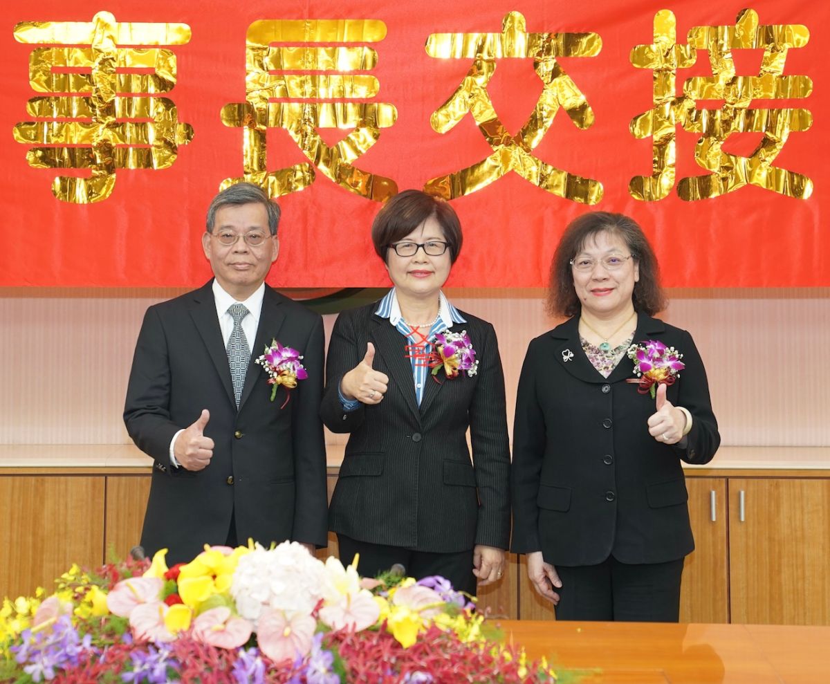 ▲第一金控暨第一銀行11月2日舉行董事長交接，新任董事長邱月琴（中）與第一金控總經理林謙浩（左）、第一銀行總經理鄭美玲（右）共同合影。（圖／第一金控提供）