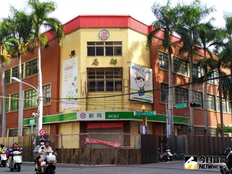 ▲光復郵局改建綜合商業大樓工程即將開工,預計工期30個月,目前已由施工單位圍起圍籬。(圖/記者葉靜美攝,2020.11.02)