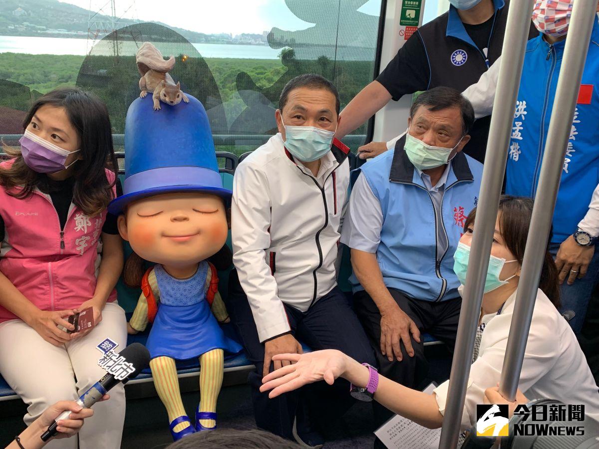 ▲侯友宜前往淡海輕軌紅樹林站視察通車前營運整備情形，最快這個月通車。(圖/記者康子仁攝)