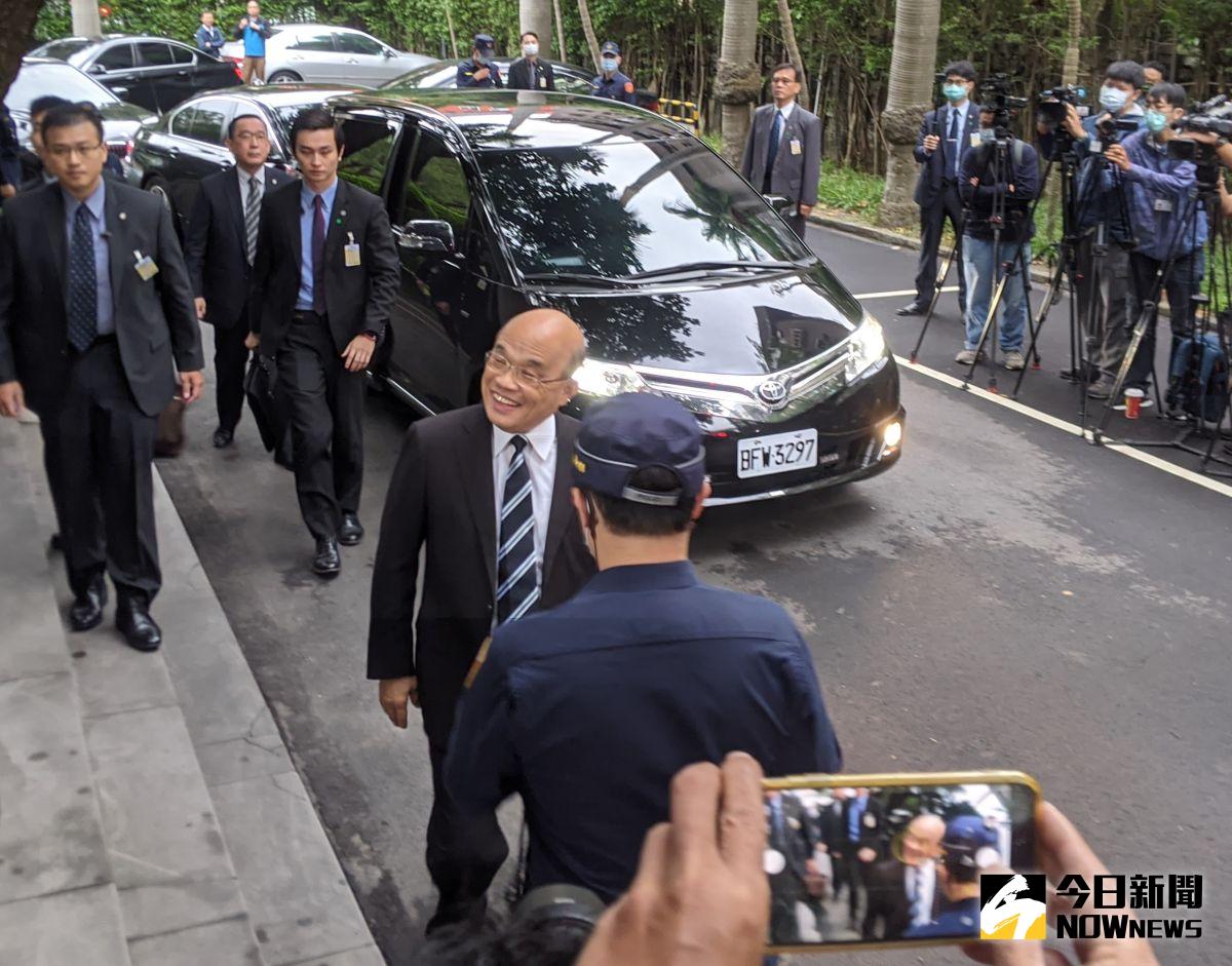 ▲行政院長蘇貞昌赴立法院提出施政報告，並備質詢。對於國民黨立委批評治安會報超過一年沒開，蘇貞昌受訪時指出，這段期間開過無數次專案會議，機動聯繫。（圖／記者鄭宏斌攝，2020.11.03）