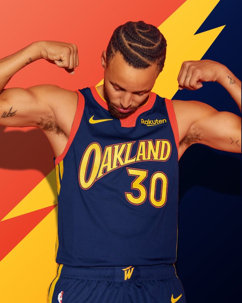▲勇士今日發布新賽季其中一款新球衣，Curry頂著新髮型展示。（圖／取自Golden State Warriors推特）
