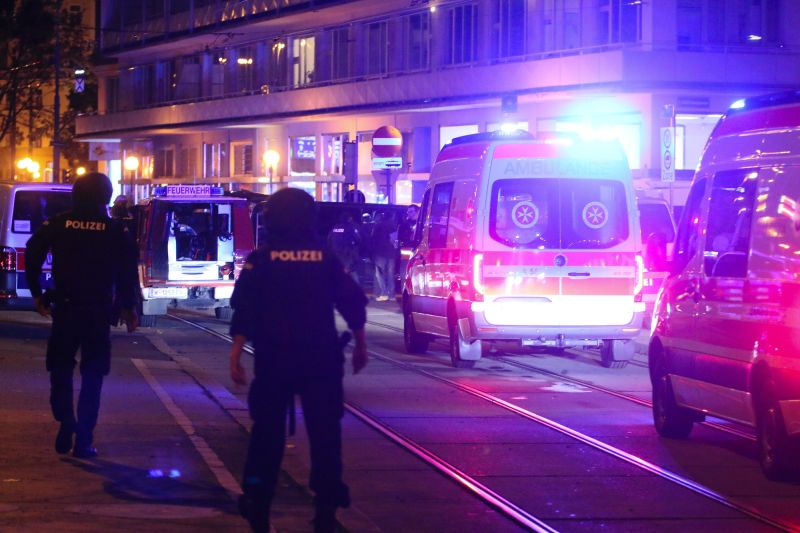 ▲奧地利首都維也納在2日晚間傳出遭遇恐怖攻擊，當地警方出動大批警力戒備。圖／美聯社／達志影像）
