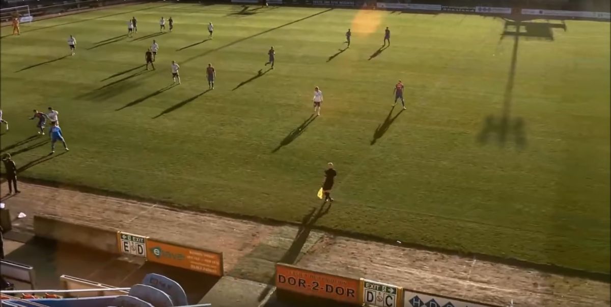 ▲上周末在蘇格蘭的一場足球比賽中，AI控制的攝影師誤把光頭裁判當作足球跟拍，讓收看轉播的球迷看了90分鐘的「頭」。（圖／翻攝自網路）