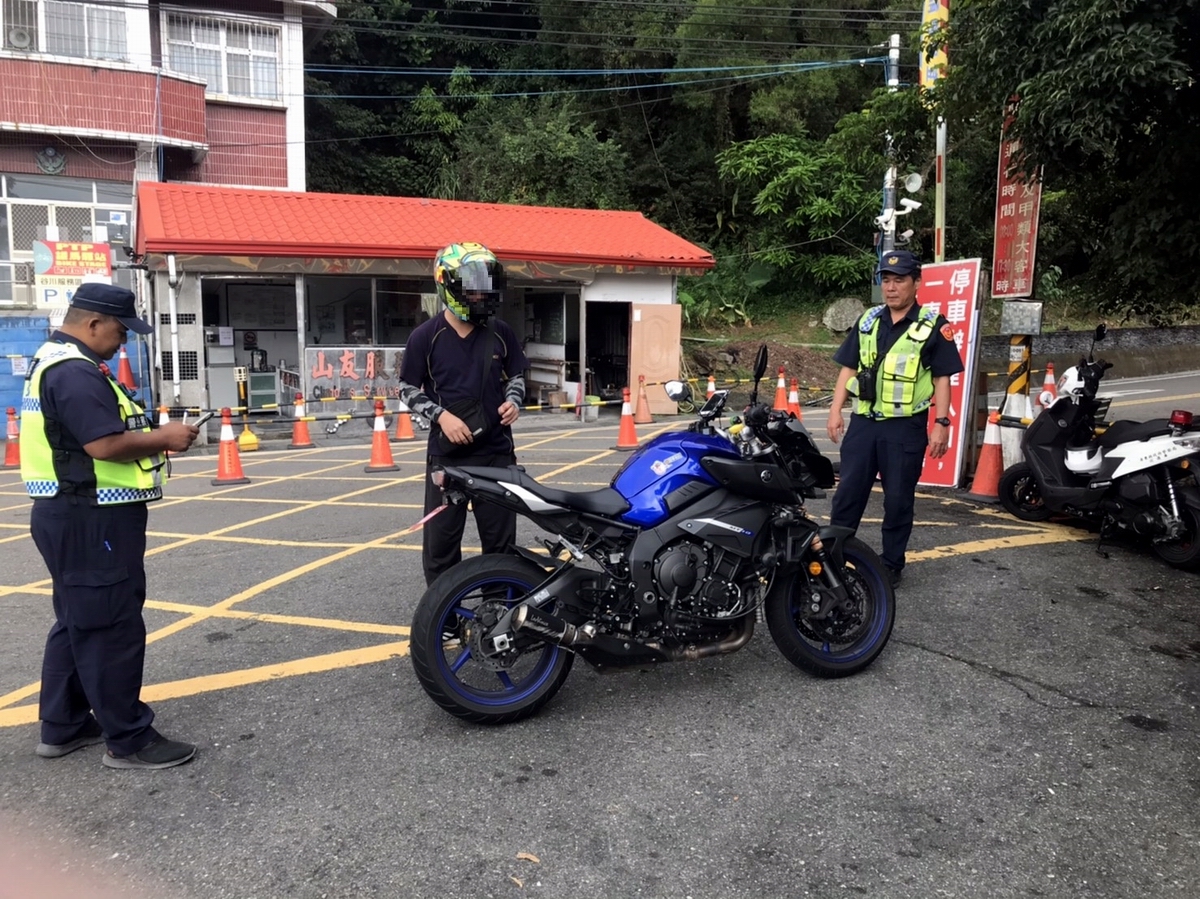 ▲屏東三地門鄉、霧臺鄉部落臺24線通往霧臺鄉沿線，有谷川大橋，橋墩高達99公尺，超越68.1公尺高的國道6號國姓交流道高架橋，為目前台灣最高的橋樑，吸引許多重機與改裝車駕駛前往狂飆。（圖／里港警分局提供,2020.11,03）