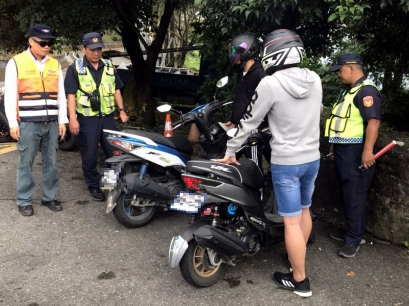 ▲為了行車安全及部落居民生活品質,警方日前配合監理站,在三德檢查所賡續執行聯合稽查勤務,加強攔查取締改裝車體違規,確保民眾行的安全。(圖/里港警分局提供,