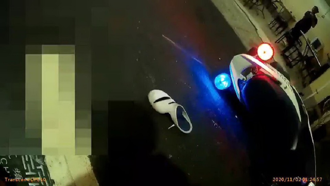 ▲施男酒後突然跳上警用機車逃逸，卻自己撞得四腳朝天，警用機車撞毀於路旁(圖/記者鄧力軍翻攝)