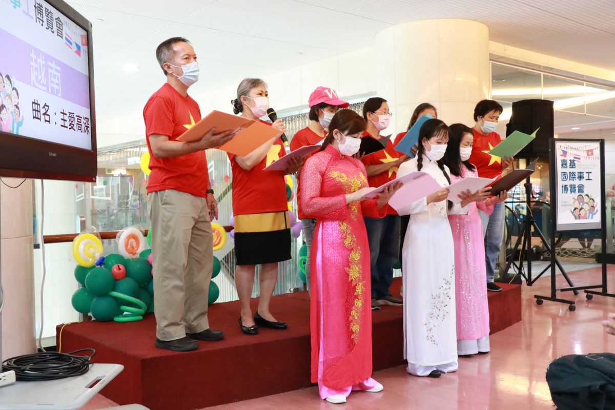 ▲「國際事工博覽會」 讓民眾 體驗外國特色服飾。〔圖／嘉基提供2020.11.03〕